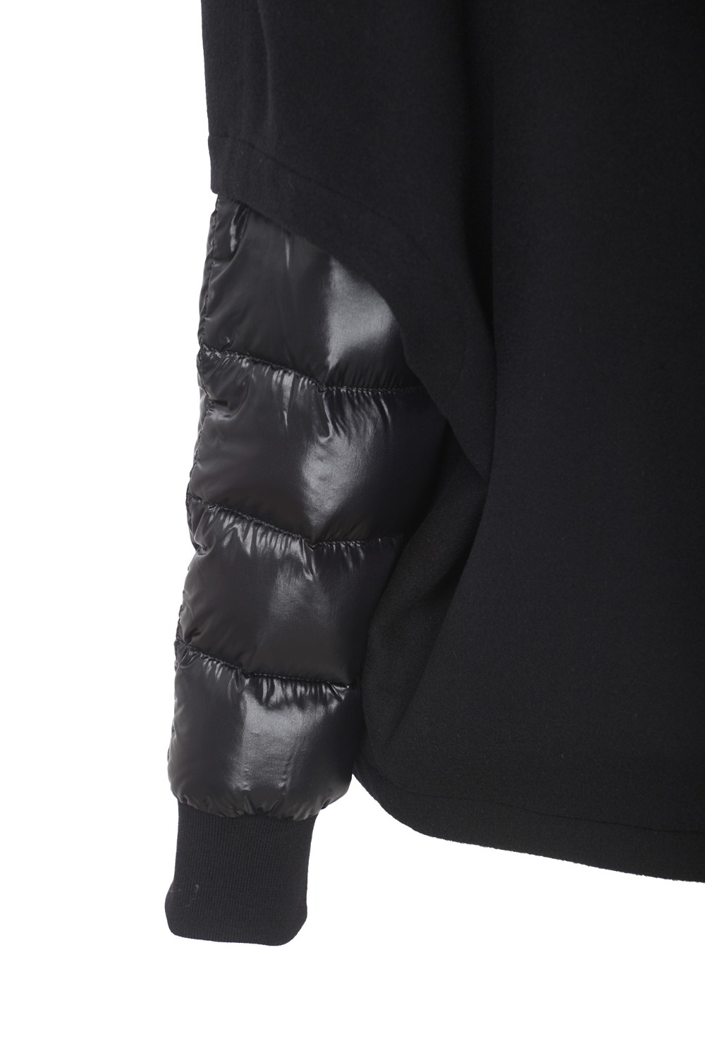 shop MOORER Saldi Giaccone: Moorer cappa corta unita a un caldo piumino staccabile che permette di soddisfare un triplice utilizzo.
Cappa esterna realizzata in lana double misto cashmere.
Chiusura frontale con zip a doppio cursore.
Tasche a filetto in vita.
Al suo interno, il bomber staccabile è imbottito in finissima piuma d'oca, trapuntato boudin, ed è realizzato con un finissimo nylon con delicate sfumature cangianti.
Bordo del cappuccio staccabile in pelliccia di volpe frost (Vulpes Lagopus).
Chiusura frontale con zip a doppio cursore.
Tasche invisibili inserite nei fianchi.
Polsi in maglia di lana vergine.
Composizione esterna: 90% lana,10% cashmere.
Made in Italy.. PEGASO CWR-U0001 number 7179374